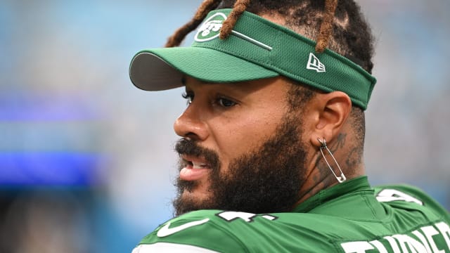 Jets' RT Billy Turner (54)